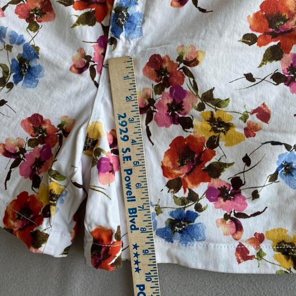 Gloria Vanderbilt Floral Shorts - Picture 5 of 7